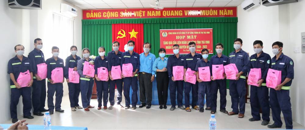 Liên đoàn Lao động tỉnh Trà Vinh tặng quà cho công nhân lao động nhân dịp tết Nguyên đán Nhâm Dần năm 2022